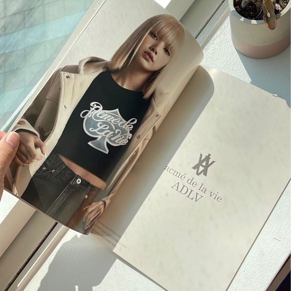 BLACKPINK LISA MAGAZINE BOOK - Picture 12 of 12